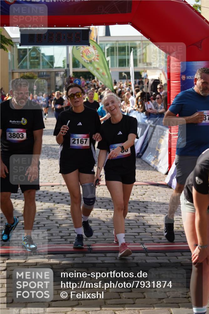 13.06.2025 - Holstenköstenlauf Felixshl http://msf.ph/oto/7931874 13.06.2025 18:00:46 Laufen 2166, 2167, 2375, 2427, 2432, 2557, 2614, 2808, 2887, 3285, 3803, 3956 meine-sportfotos.de