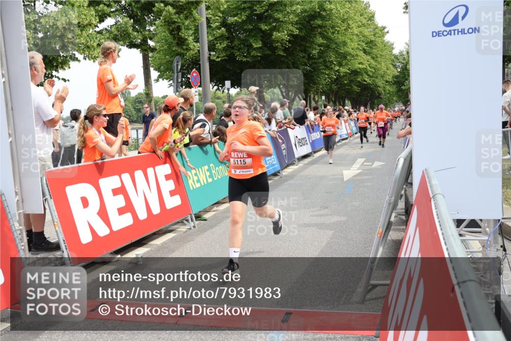 15.06.2025 - REWE Women's Run Strokosch-Dieckow http://msf.ph/oto/7931983 15.06.2025 11:01:40 Ziel 5085, 5086, 5099, 5115, 5120, 5186, 5205, 5616, 5625, 5635, 5682 meine-sportfotos.de