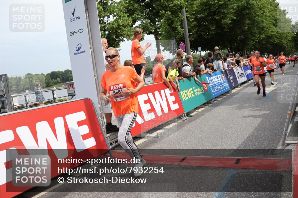 15.06.2025 - REWE Women's Run Strokosch-Dieckow http://msf.ph/oto/7932254 15.06.2025 11:02:42 Ziel 5006, 5083, 5151, 5383, 5402, 5647, 5661, 5670, 5672, 5673, 5688 meine-sportfotos.de