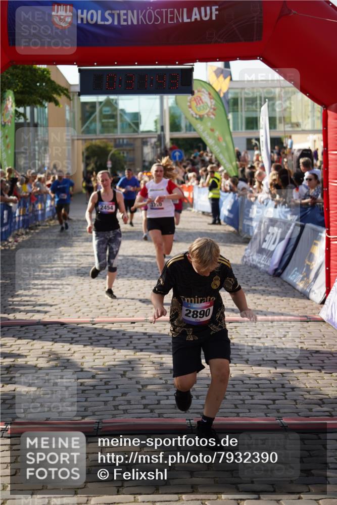 13.06.2025 - Holstenköstenlauf Felixshl http://msf.ph/oto/7932390 13.06.2025 18:01:44 Laufen 2231, 2232, 2238, 2252, 2454, 2856, 2890, 3579, 3646, 3710, 3711, 3822, 3900 meine-sportfotos.de