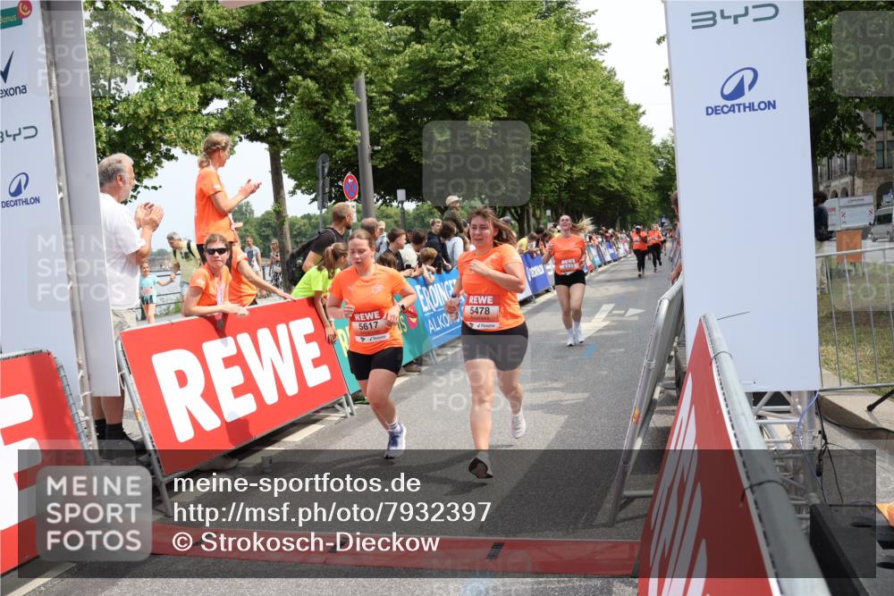 15.06.2025 - REWE Women's Run Strokosch-Dieckow http://msf.ph/oto/7932397 15.06.2025 11:03:09 Ziel 5246, 5333, 5425, 5478, 5538, 5582, 5617 meine-sportfotos.de