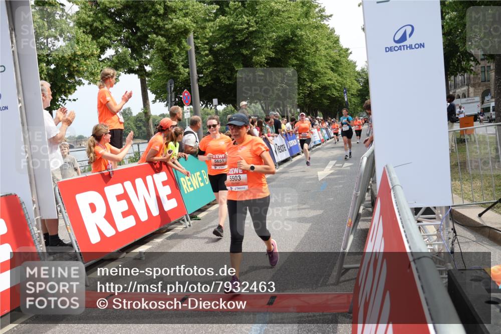 15.06.2025 - REWE Women's Run Strokosch-Dieckow http://msf.ph/oto/7932463 15.06.2025 11:03:20 Ziel 5017, 5206, 5425, 5503, 5525, 5582, 5613, 5620, 5651, 5667 meine-sportfotos.de