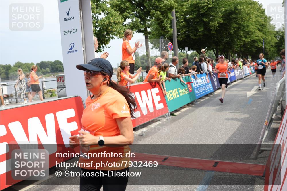 15.06.2025 - REWE Women's Run Strokosch-Dieckow http://msf.ph/oto/7932469 15.06.2025 11:03:21 Ziel 5017, 5206, 5292, 5425, 5503, 5525, 5582, 5613, 5620, 5651, 5667 meine-sportfotos.de