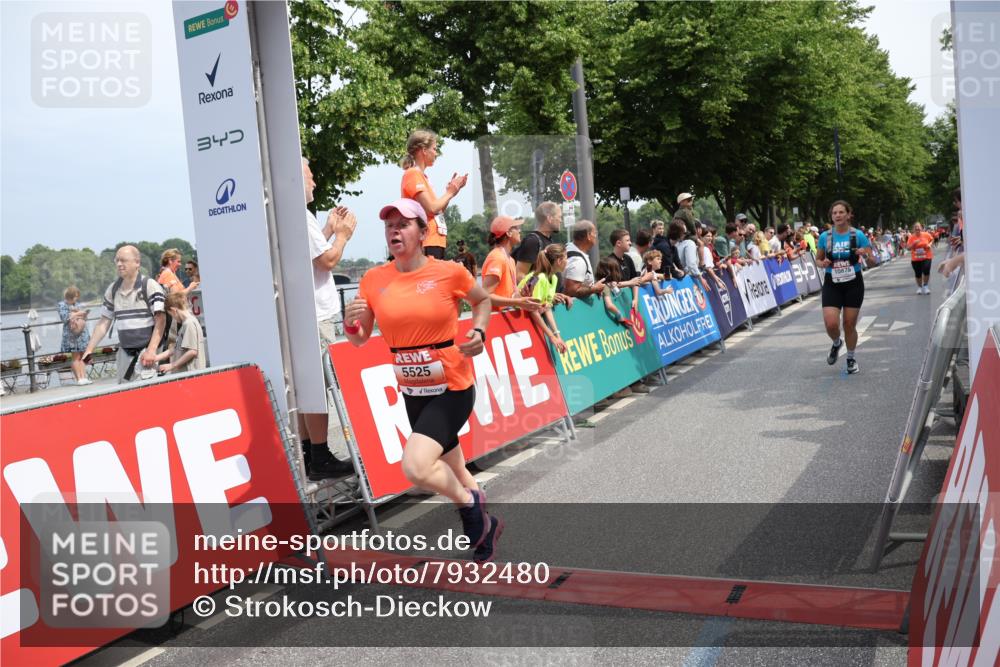 15.06.2025 - REWE Women's Run Strokosch-Dieckow http://msf.ph/oto/7932480 15.06.2025 11:03:23 Ziel 5017, 5199, 5206, 5292, 5503, 5525, 5613, 5620, 5651, 5667 meine-sportfotos.de