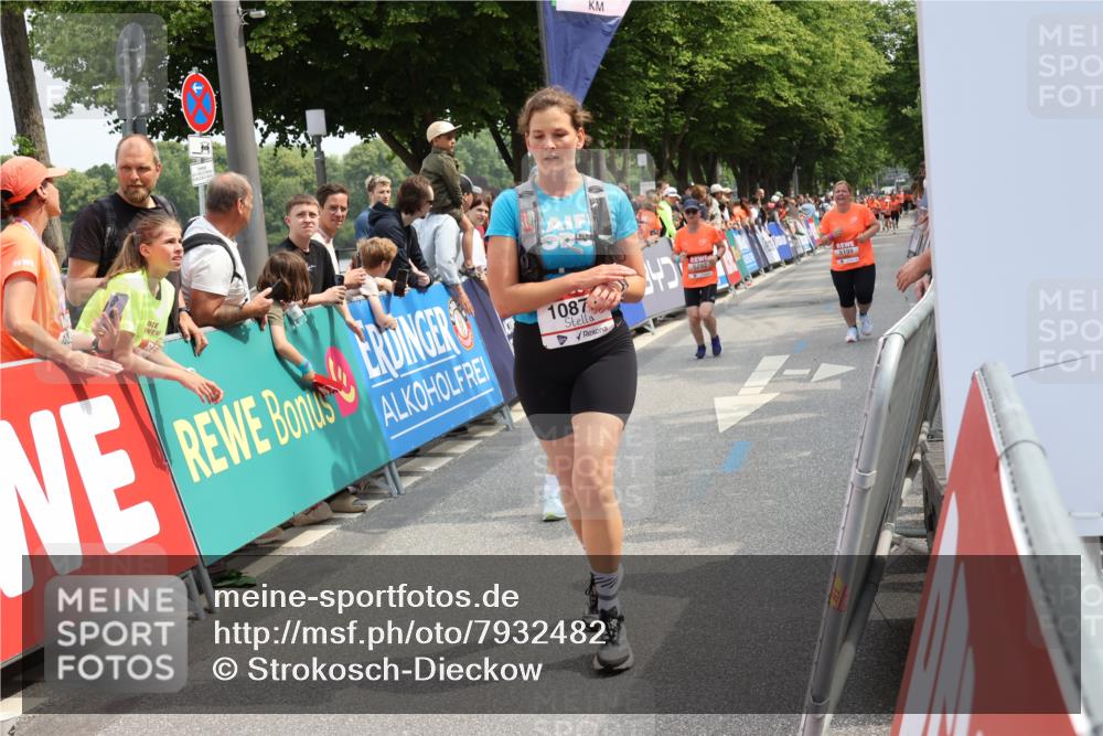 15.06.2025 - REWE Women's Run Strokosch-Dieckow http://msf.ph/oto/7932482 15.06.2025 11:03:24 Ziel 5017, 5199, 5206, 5292, 5503, 5525, 5613, 5651 meine-sportfotos.de