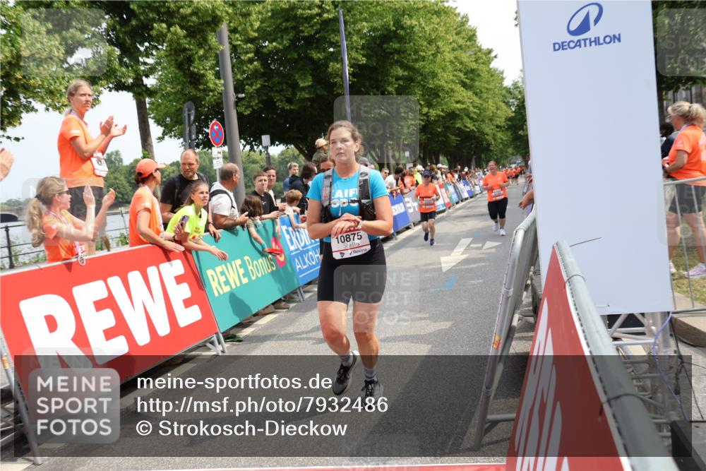 15.06.2025 - REWE Women's Run Strokosch-Dieckow http://msf.ph/oto/7932486 15.06.2025 11:03:24 Ziel 5017, 5199, 5206, 5292, 5503, 5525, 5613, 5651 meine-sportfotos.de