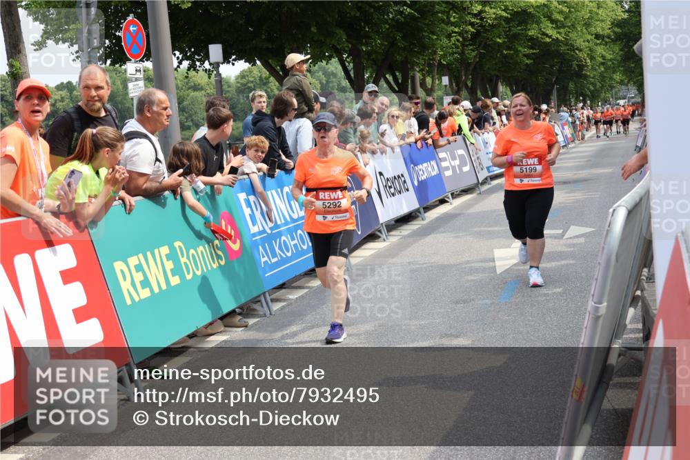 15.06.2025 - REWE Women's Run Strokosch-Dieckow http://msf.ph/oto/7932495 15.06.2025 11:03:26 Ziel 5017, 5199, 5292, 5503, 5525, 5651 meine-sportfotos.de