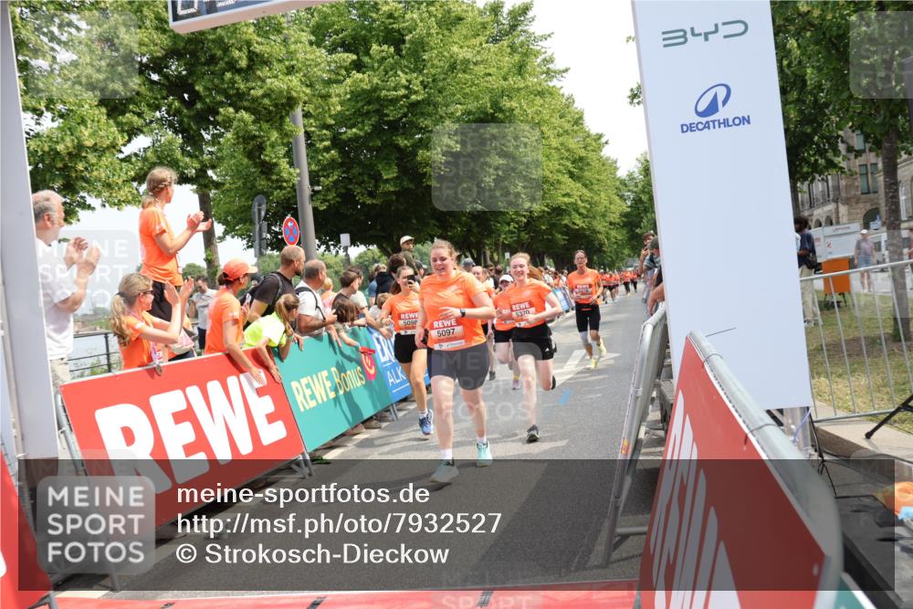 15.06.2025 - REWE Women's Run Strokosch-Dieckow http://msf.ph/oto/7932527 15.06.2025 11:03:44 Ziel 5097, 5098, 5325, 5370, 5419, 5578, 5674 meine-sportfotos.de