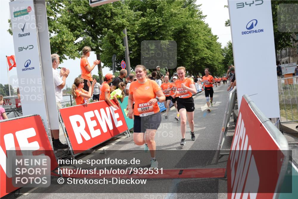 15.06.2025 - REWE Women's Run Strokosch-Dieckow http://msf.ph/oto/7932531 15.06.2025 11:03:44 Ziel 5097, 5098, 5325, 5370, 5419, 5578, 5674 meine-sportfotos.de