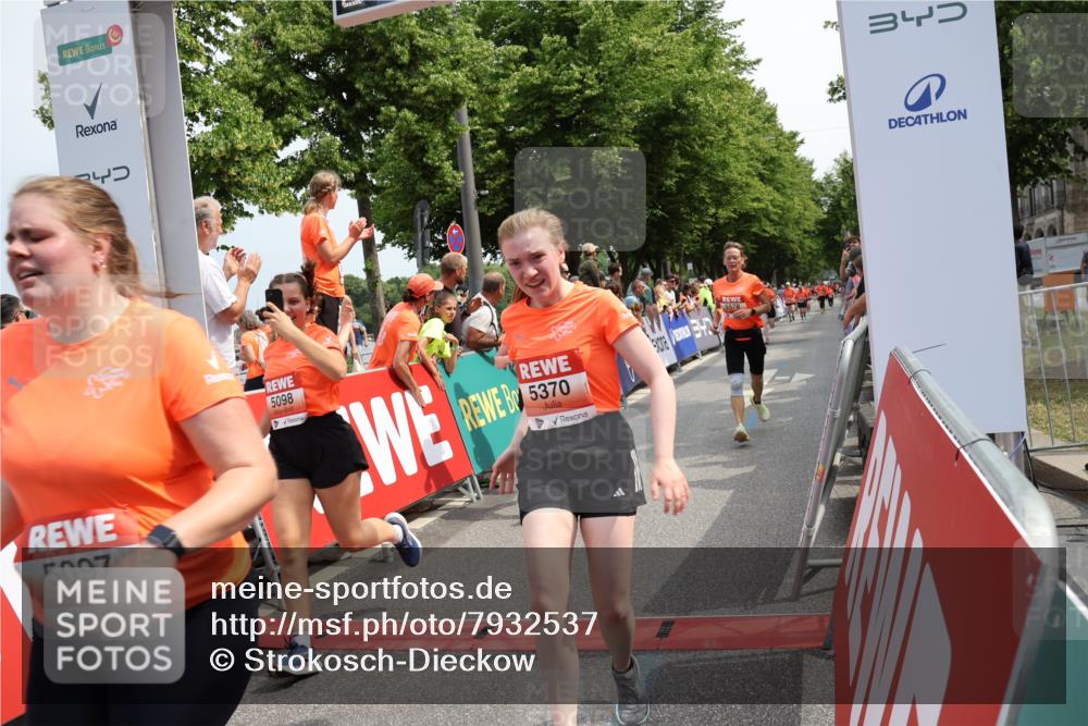 15.06.2025 - REWE Women's Run Strokosch-Dieckow http://msf.ph/oto/7932537 15.06.2025 11:03:45 Ziel 5097, 5098, 5325, 5370, 5419, 5578, 5674 meine-sportfotos.de