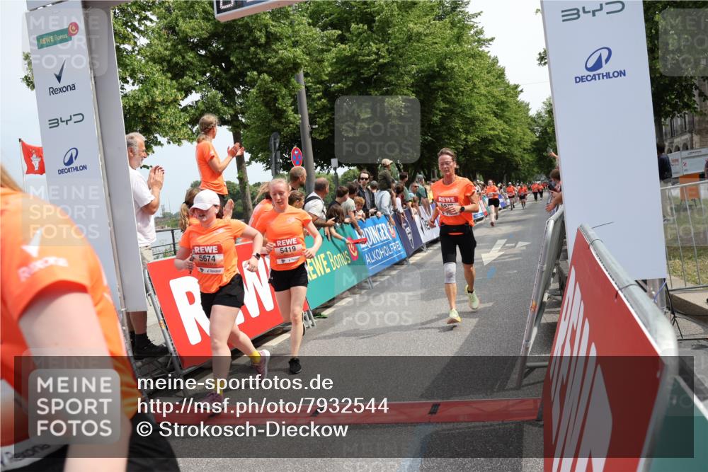 15.06.2025 - REWE Women's Run Strokosch-Dieckow http://msf.ph/oto/7932544 15.06.2025 11:03:46 Ziel 5097, 5098, 5325, 5370, 5419, 5578, 5674 meine-sportfotos.de