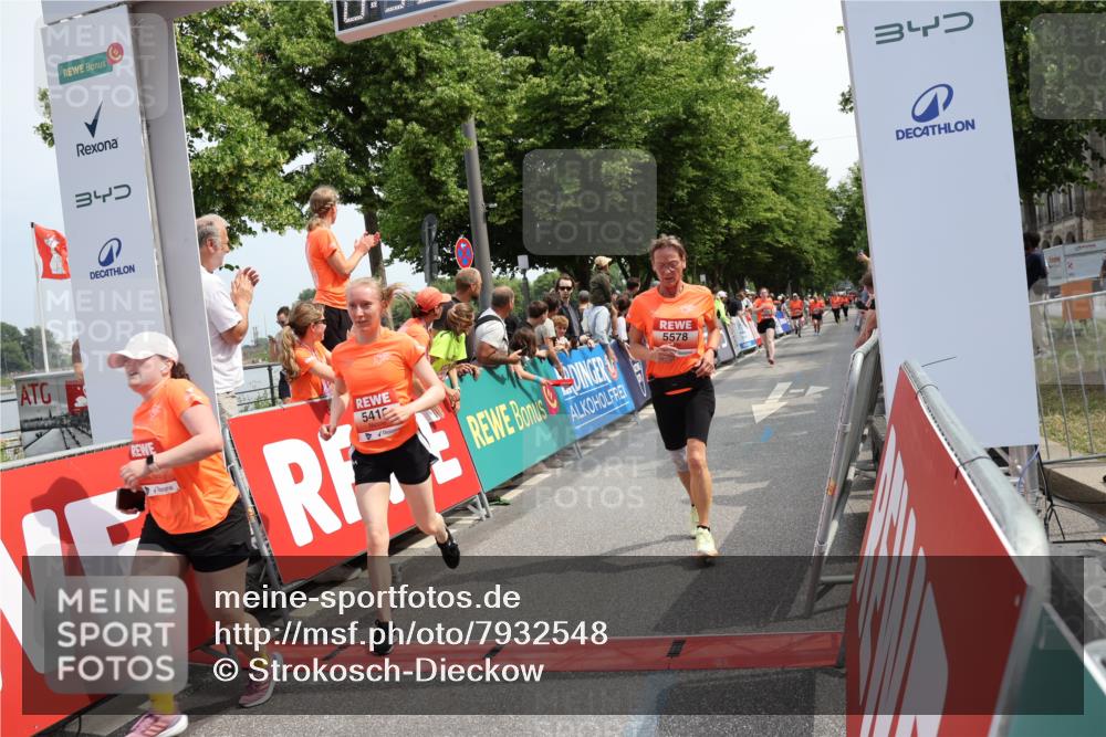 15.06.2025 - REWE Women's Run Strokosch-Dieckow http://msf.ph/oto/7932548 15.06.2025 11:03:46 Ziel 5097, 5098, 5325, 5370, 5419, 5578, 5674 meine-sportfotos.de