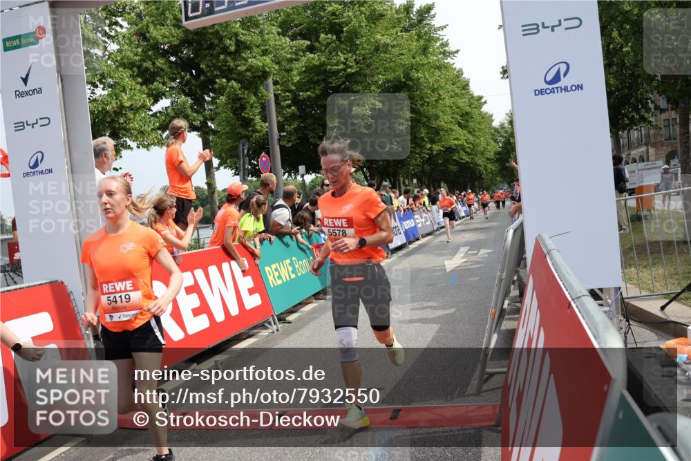 15.06.2025 - REWE Women's Run Strokosch-Dieckow http://msf.ph/oto/7932550 15.06.2025 11:03:46 Ziel 5097, 5098, 5325, 5370, 5419, 5578, 5674 meine-sportfotos.de