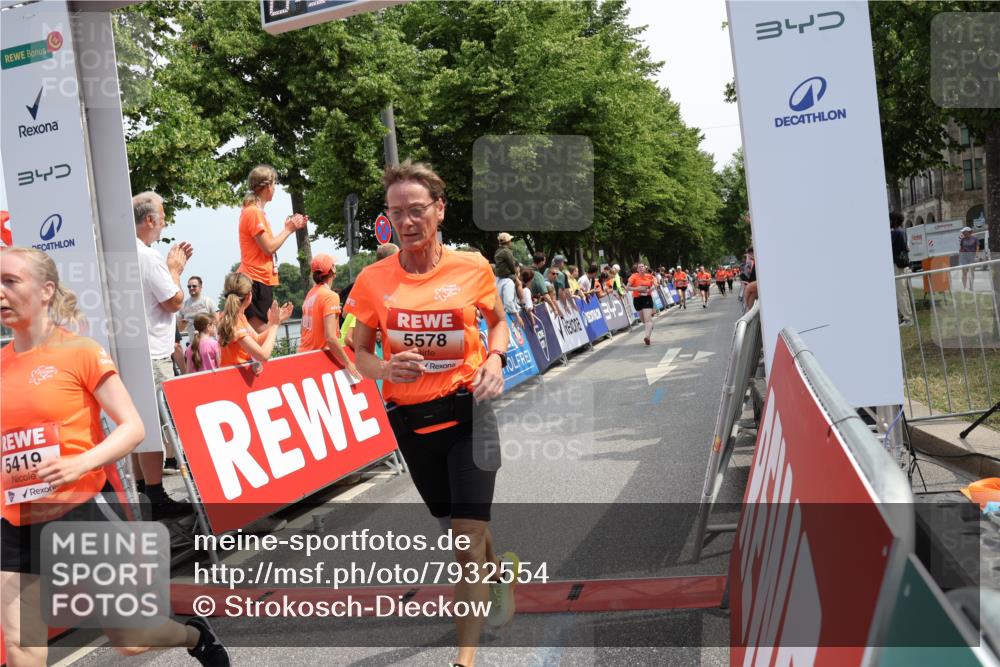 15.06.2025 - REWE Women's Run Strokosch-Dieckow http://msf.ph/oto/7932554 15.06.2025 11:03:47 Ziel 5097, 5098, 5325, 5370, 5419, 5578, 5674 meine-sportfotos.de