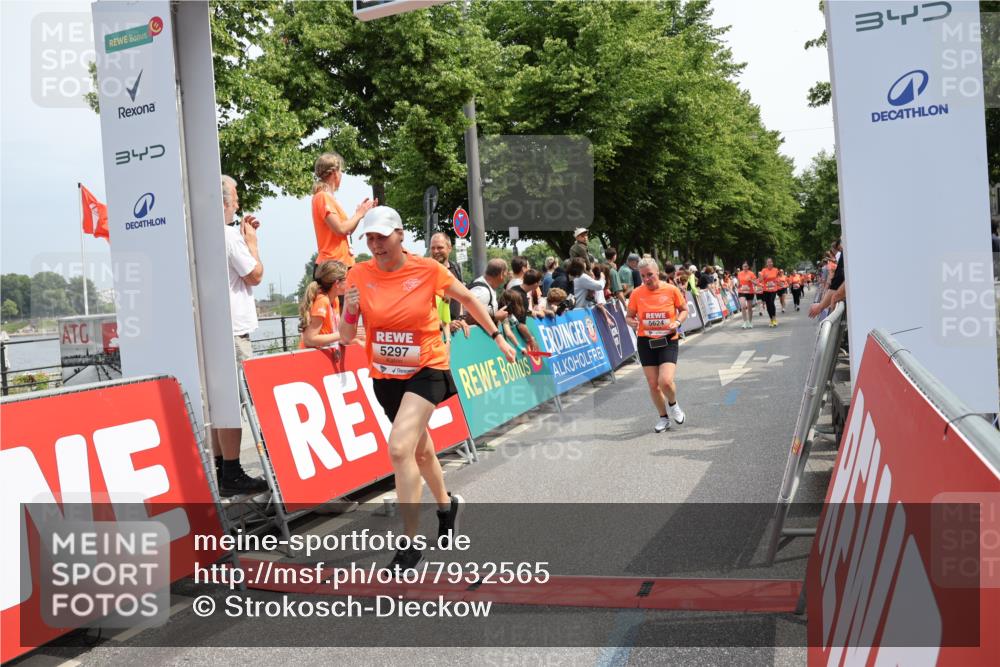 15.06.2025 - REWE Women's Run Strokosch-Dieckow http://msf.ph/oto/7932565 15.06.2025 11:03:55 Ziel 5297, 5325, 5624 meine-sportfotos.de