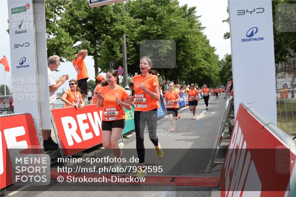 15.06.2025 - REWE Women's Run Strokosch-Dieckow http://msf.ph/oto/7932595 15.06.2025 11:04:02 Ziel 5297, 5377, 5404, 5417, 5429, 5430, 5624 meine-sportfotos.de