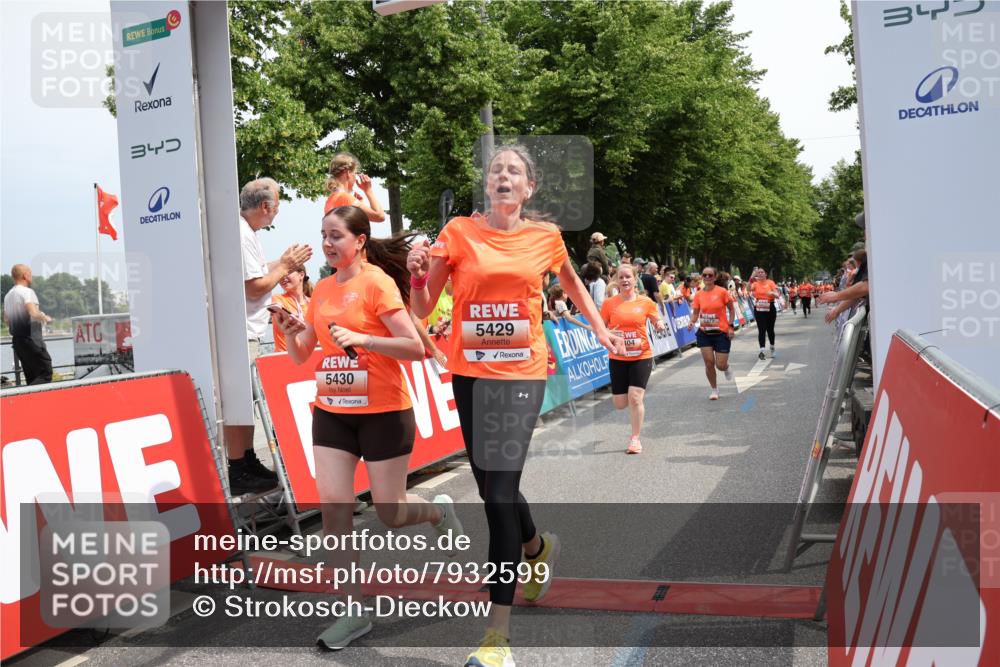 15.06.2025 - REWE Women's Run Strokosch-Dieckow http://msf.ph/oto/7932599 15.06.2025 11:04:02 Ziel 5297, 5377, 5404, 5417, 5429, 5430, 5624 meine-sportfotos.de