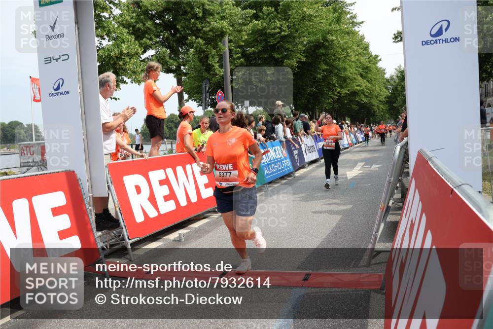15.06.2025 - REWE Women's Run Strokosch-Dieckow http://msf.ph/oto/7932614 15.06.2025 11:04:05 Ziel 5277, 5377, 5404, 5417, 5429, 5430 meine-sportfotos.de