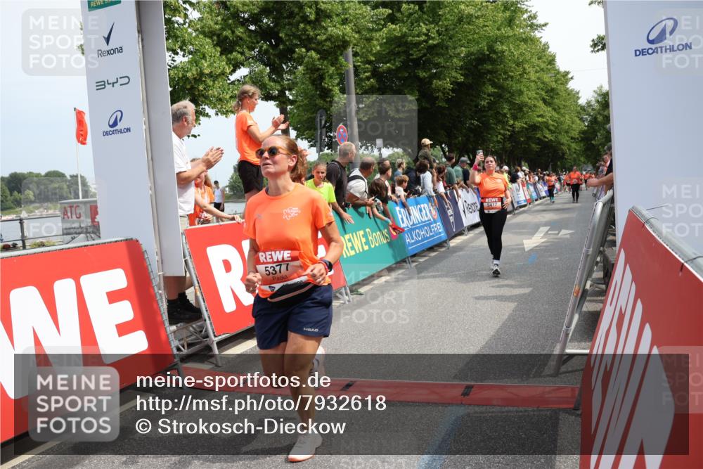 15.06.2025 - REWE Women's Run Strokosch-Dieckow http://msf.ph/oto/7932618 15.06.2025 11:04:05 Ziel 5277, 5377, 5404, 5417, 5429, 5430 meine-sportfotos.de