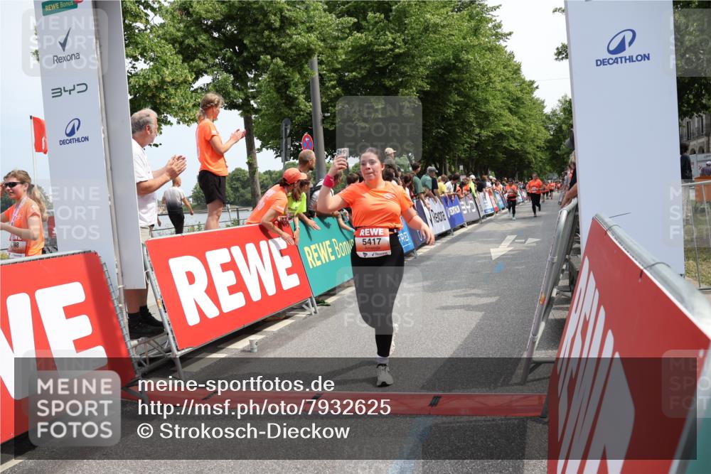 15.06.2025 - REWE Women's Run Strokosch-Dieckow http://msf.ph/oto/7932625 15.06.2025 11:04:06 Ziel 5277, 5377, 5404, 5417, 5427, 5429, 5430 meine-sportfotos.de