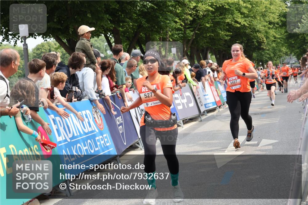 15.06.2025 - REWE Women's Run Strokosch-Dieckow http://msf.ph/oto/7932637 15.06.2025 11:04:10 Ziel 5277, 5377, 5404, 5417, 5427, 5524 meine-sportfotos.de