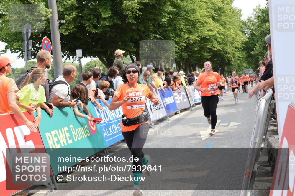 15.06.2025 - REWE Women's Run Strokosch-Dieckow http://msf.ph/oto/7932641 15.06.2025 11:04:10 Ziel 5277, 5377, 5404, 5417, 5427, 5524 meine-sportfotos.de
