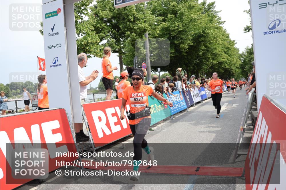 15.06.2025 - REWE Women's Run Strokosch-Dieckow http://msf.ph/oto/7932648 15.06.2025 11:04:11 Ziel 5277, 5377, 5417, 5427, 5524 meine-sportfotos.de