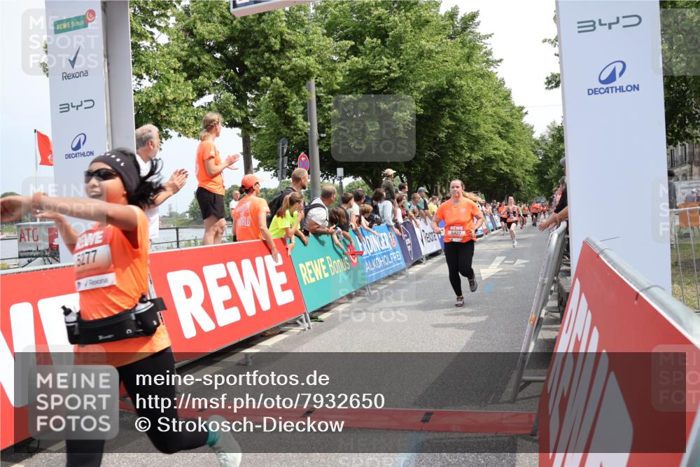 15.06.2025 - REWE Women's Run Strokosch-Dieckow http://msf.ph/oto/7932650 15.06.2025 11:04:11 Ziel 5277, 5377, 5417, 5427, 5524 meine-sportfotos.de