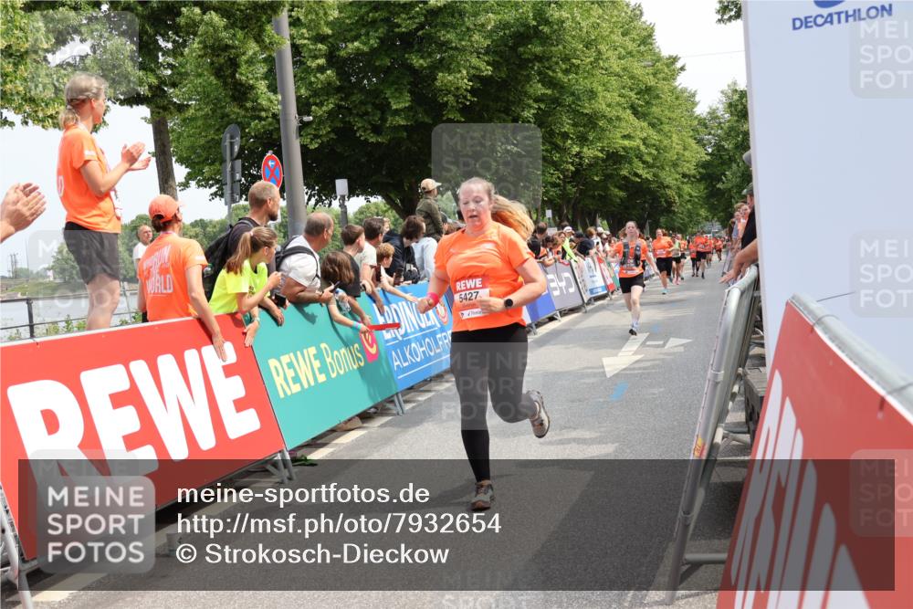 15.06.2025 - REWE Women's Run Strokosch-Dieckow http://msf.ph/oto/7932654 15.06.2025 11:04:12 Ziel 5229, 5277, 5294, 5417, 5427, 5524 meine-sportfotos.de