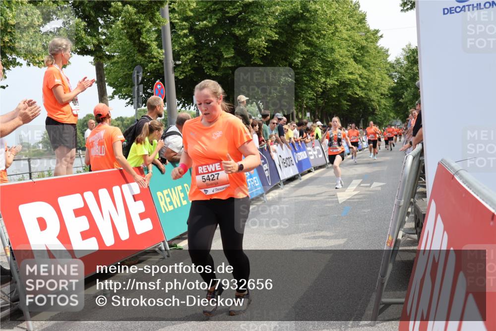 15.06.2025 - REWE Women's Run Strokosch-Dieckow http://msf.ph/oto/7932656 15.06.2025 11:04:12 Ziel 5229, 5277, 5294, 5417, 5427, 5524 meine-sportfotos.de