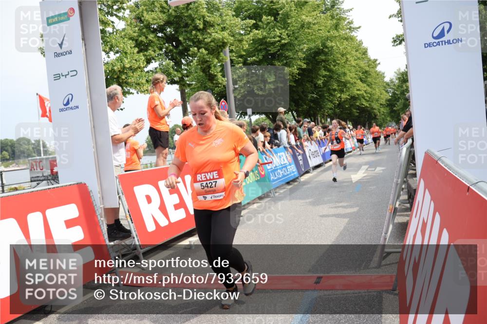 15.06.2025 - REWE Women's Run Strokosch-Dieckow http://msf.ph/oto/7932659 15.06.2025 11:04:13 Ziel 5229, 5277, 5294, 5417, 5427, 5524 meine-sportfotos.de