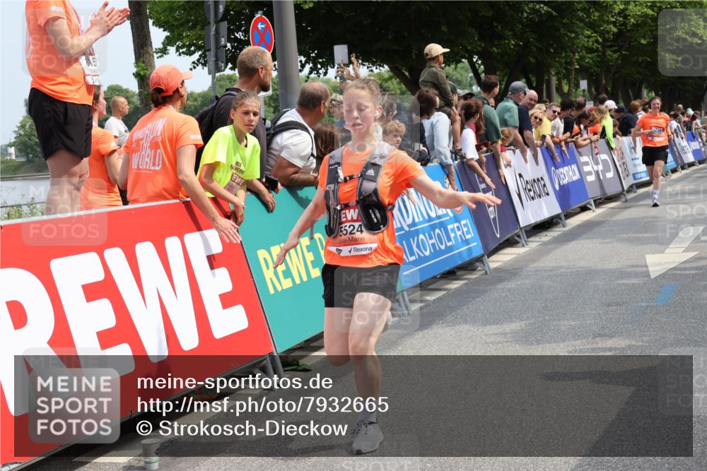 15.06.2025 - REWE Women's Run Strokosch-Dieckow http://msf.ph/oto/7932665 15.06.2025 11:04:14 Ziel 5226, 5229, 5277, 5294, 5427, 5524 meine-sportfotos.de