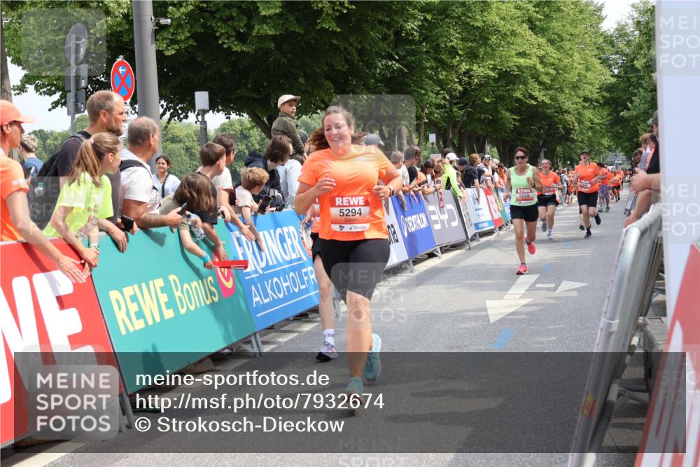 15.06.2025 - REWE Women's Run Strokosch-Dieckow http://msf.ph/oto/7932674 15.06.2025 11:04:17 Ziel 5076, 5226, 5229, 5277, 5294, 5427, 5448, 5524 meine-sportfotos.de