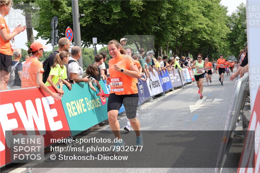 15.06.2025 - REWE Women's Run Strokosch-Dieckow http://msf.ph/oto/7932677 15.06.2025 11:04:17 Ziel 5076, 5226, 5229, 5277, 5294, 5427, 5448, 5524 meine-sportfotos.de