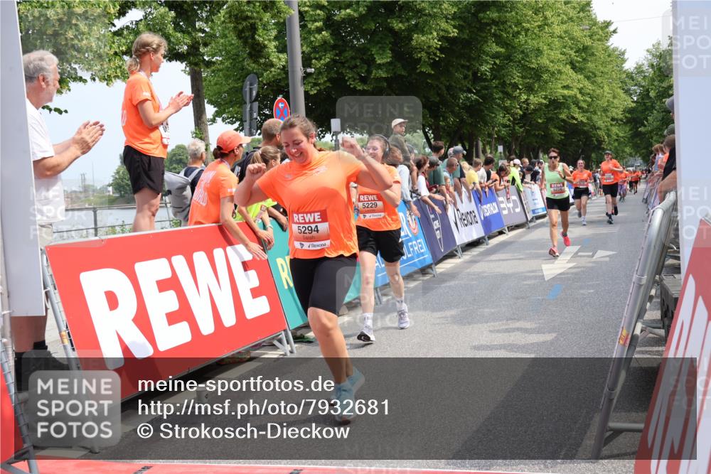 15.06.2025 - REWE Women's Run Strokosch-Dieckow http://msf.ph/oto/7932681 15.06.2025 11:04:18 Ziel 5076, 5226, 5229, 5294, 5427, 5448, 5524 meine-sportfotos.de
