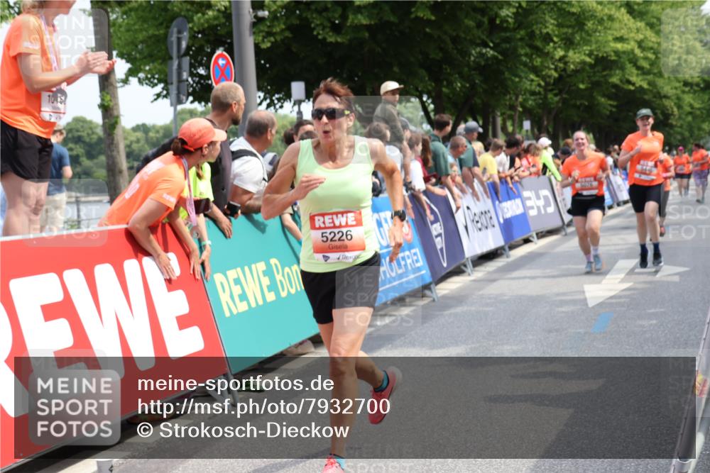 15.06.2025 - REWE Women's Run Strokosch-Dieckow http://msf.ph/oto/7932700 15.06.2025 11:04:20 Ziel 5007, 5076, 5226, 5229, 5294, 5448, 5524 meine-sportfotos.de