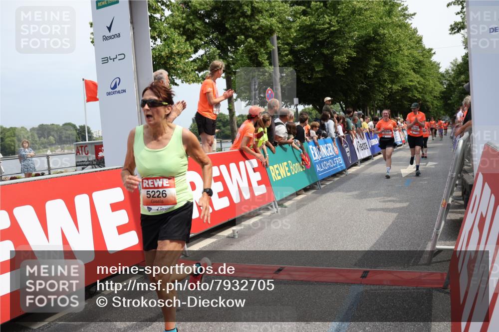 15.06.2025 - REWE Women's Run Strokosch-Dieckow http://msf.ph/oto/7932705 15.06.2025 11:04:21 Ziel 5007, 5076, 5226, 5229, 5294, 5448, 5524 meine-sportfotos.de