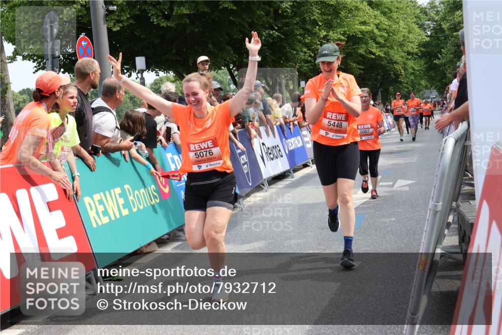 15.06.2025 - REWE Women's Run Strokosch-Dieckow http://msf.ph/oto/7932712 15.06.2025 11:04:23 Ziel 5007, 5076, 5226, 5229, 5294, 5448 meine-sportfotos.de