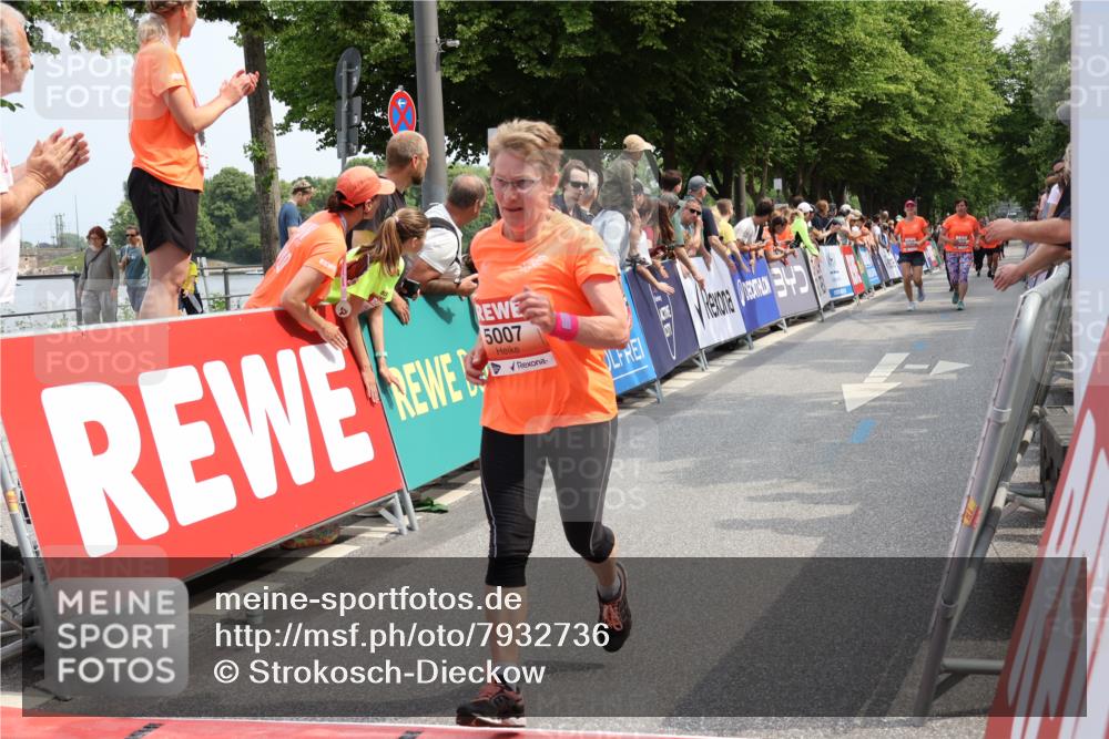 15.06.2025 - REWE Women's Run Strokosch-Dieckow http://msf.ph/oto/7932736 15.06.2025 11:04:25 Ziel 5007, 5076, 5226, 5229, 5294, 5448 meine-sportfotos.de