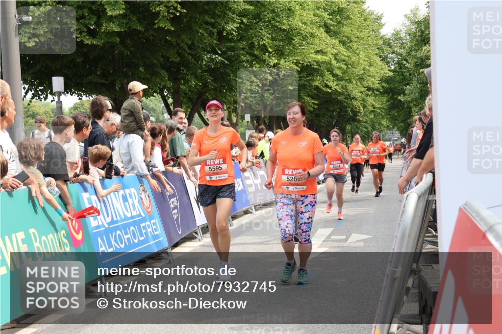 15.06.2025 - REWE Women's Run Strokosch-Dieckow http://msf.ph/oto/7932745 15.06.2025 11:04:31 Ziel 5007, 5018, 5268, 5595, 5681 meine-sportfotos.de