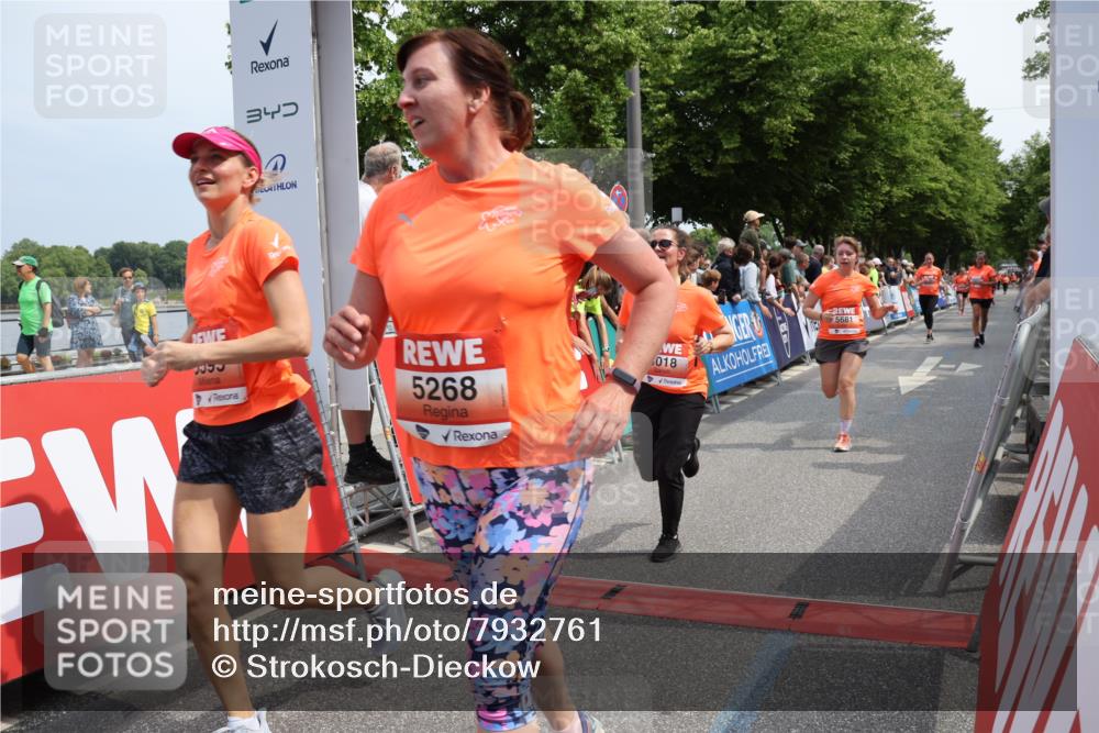 15.06.2025 - REWE Women's Run Strokosch-Dieckow http://msf.ph/oto/7932761 15.06.2025 11:04:34 Ziel 5018, 5268, 5502, 5550, 5595, 5681 meine-sportfotos.de