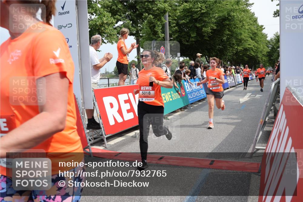 15.06.2025 - REWE Women's Run Strokosch-Dieckow http://msf.ph/oto/7932765 15.06.2025 11:04:34 Ziel 5018, 5268, 5502, 5550, 5595, 5681 meine-sportfotos.de