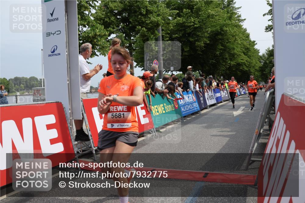 15.06.2025 - REWE Women's Run Strokosch-Dieckow http://msf.ph/oto/7932775 15.06.2025 11:04:35 Ziel 5018, 5268, 5502, 5550, 5590, 5595, 5681 meine-sportfotos.de