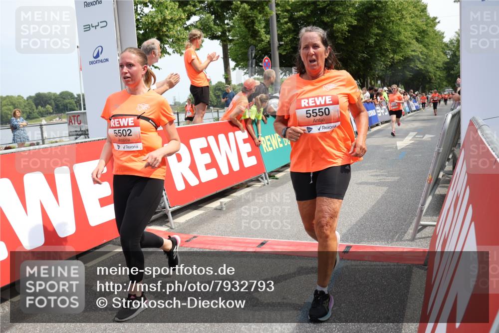 15.06.2025 - REWE Women's Run Strokosch-Dieckow http://msf.ph/oto/7932793 15.06.2025 11:04:39 Ziel 5018, 5268, 5502, 5550, 5590, 5595, 5681 meine-sportfotos.de