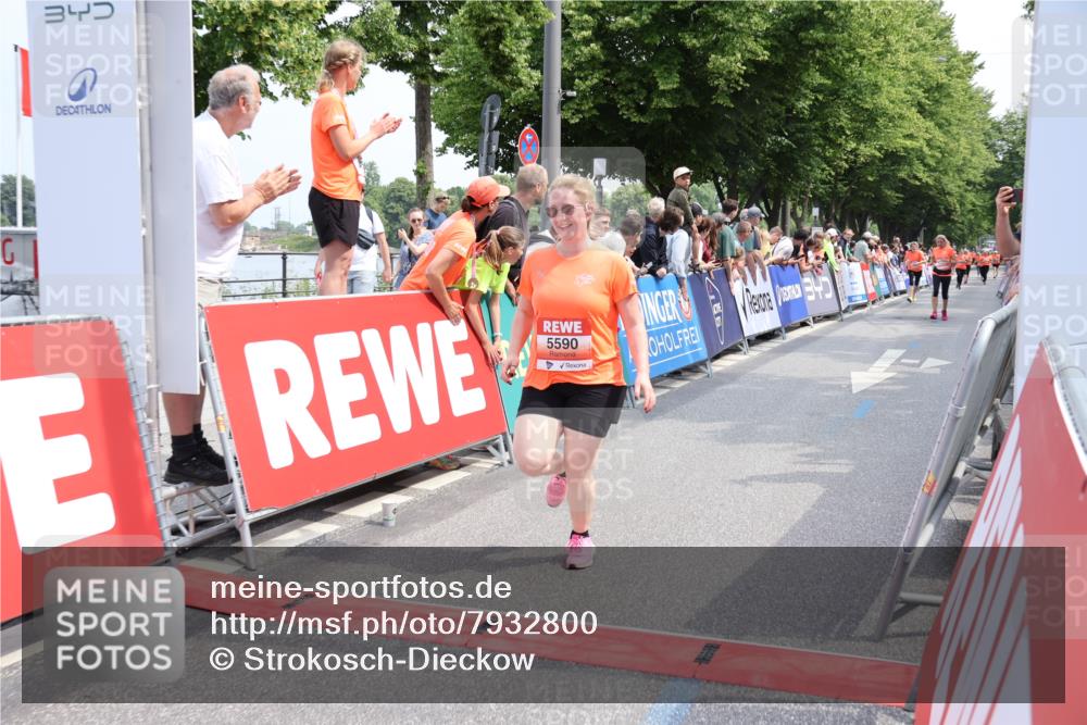 15.06.2025 - REWE Women's Run Strokosch-Dieckow http://msf.ph/oto/7932800 15.06.2025 11:04:42 Ziel 5420, 5502, 5550, 5590 meine-sportfotos.de