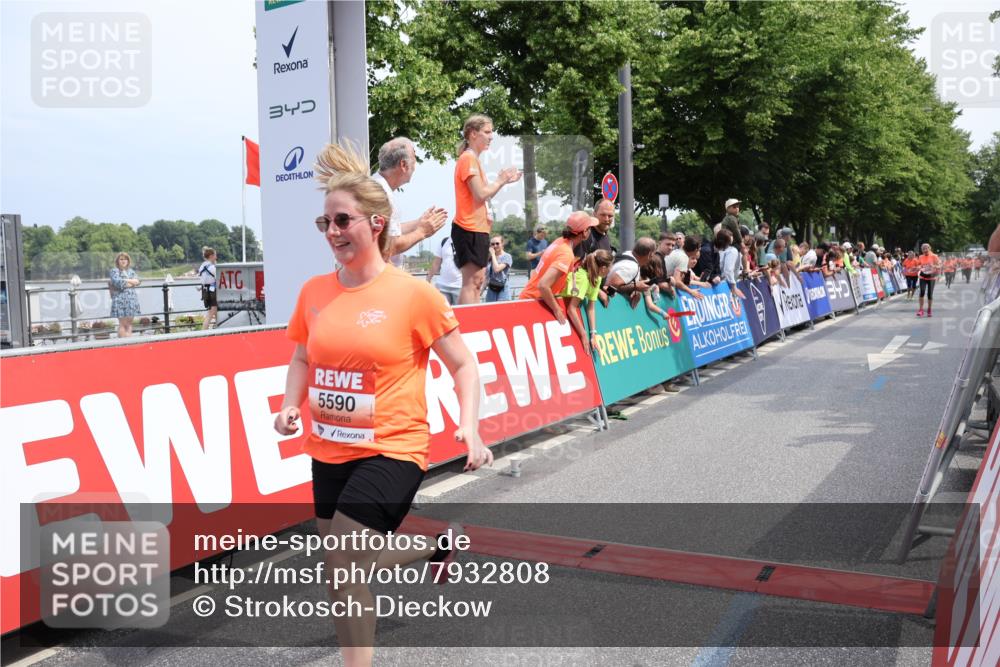 15.06.2025 - REWE Women's Run Strokosch-Dieckow http://msf.ph/oto/7932808 15.06.2025 11:04:42 Ziel 5420, 5502, 5550, 5590 meine-sportfotos.de