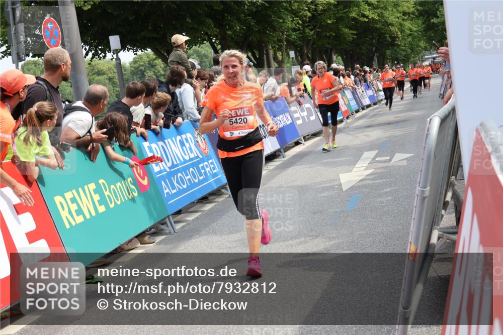 15.06.2025 - REWE Women's Run Strokosch-Dieckow http://msf.ph/oto/7932812 15.06.2025 11:04:47 Ziel 5023, 5420, 5590 meine-sportfotos.de