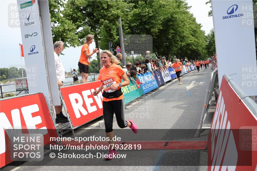 15.06.2025 - REWE Women's Run Strokosch-Dieckow http://msf.ph/oto/7932819 15.06.2025 11:04:48 Ziel 5023, 5420, 5590 meine-sportfotos.de