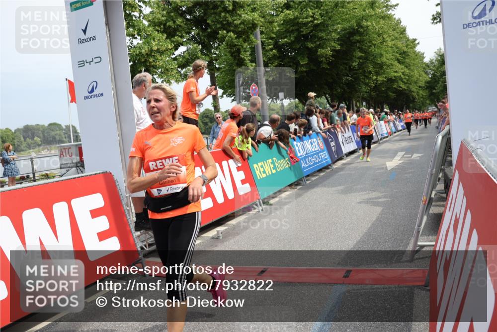 15.06.2025 - REWE Women's Run Strokosch-Dieckow http://msf.ph/oto/7932822 15.06.2025 11:04:48 Ziel 5023, 5420, 5590 meine-sportfotos.de