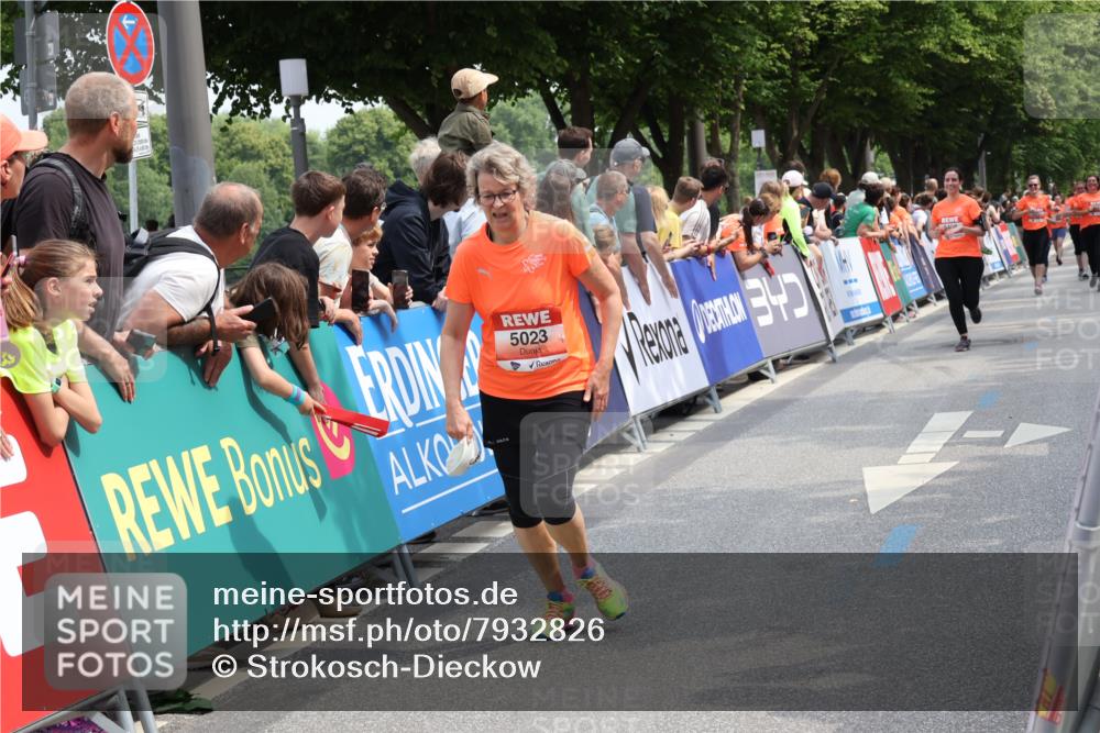 15.06.2025 - REWE Women's Run Strokosch-Dieckow http://msf.ph/oto/7932826 15.06.2025 11:04:50 Ziel 5023, 5408, 5420 meine-sportfotos.de